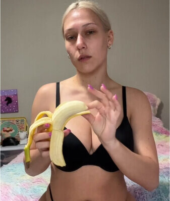 Claire Grimes onlyfans ppv - Girl plays with banana